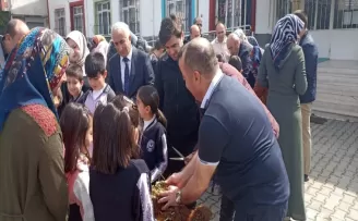 İskilip’te öğrencilere çilek yetiştiriciliği eğitimi verildi