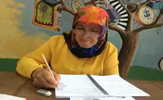 İşlerini halletmekte zorlandığı için 62'sinde okuma yazma öğreniyor