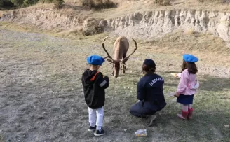 Jandarma lösemiyi yenen çocukların yüzünü güldürdü
