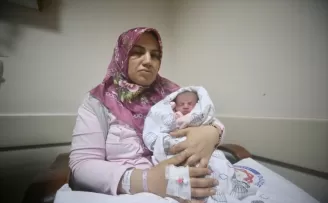 Kahramanmaraş’ta depremi yaşayan hamile kadın bebeğini Düzce’de kucağına aldı