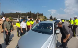 Karabük’te bayram öncesi “lokumlu“ trafik denetimi yapıldı