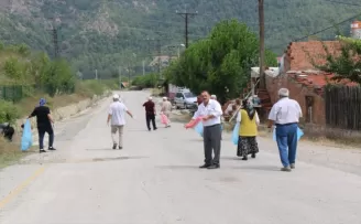 Karabük’te çadır kampı yapan akademisyenler köy sakinleriyle çöp topladı