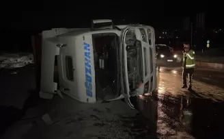 Karabük'te cam madeni yüklü tır devrildi