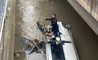 Karabük’te çaya devrilen minibüsün sürücüsü yaralandı