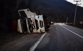 Karabük'te devrilen talaş yüklü tırın sürücüsü yaralandı