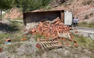 Karabük’te devrilen tuğla yüklü kamyondaki yolcu yaralandı