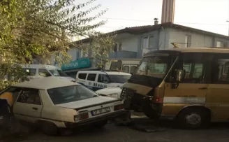 Karabük'te dolmuş ile otomobilin çarpıştığı kazada 2 kişi yaralandı