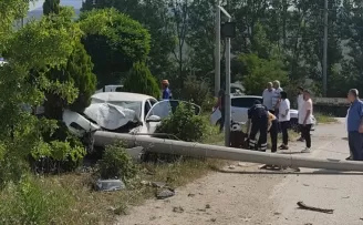 Karabük’te elektrik direğine çarpan otomobildeki 3 kişi yaralandı