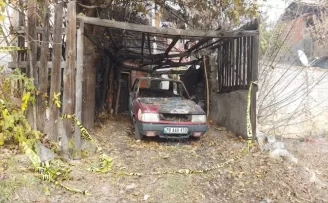 Karabük'te garajda bulunan otomobil yandı