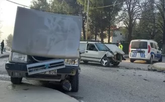 Karabük'te iki otomobilin çarpıştığı kazada 1 kişi yaralandı