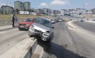 Karabük’te kaldırıma çarpan otomobildeki 2 kişi yaralandı