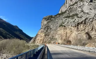 Karabük’te “örümcek adamlar“ yamaçlarda kaya temizliği yaptı