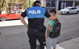 Karabük'te polis ekipleri öğrencilere okul çantası dağıttı
