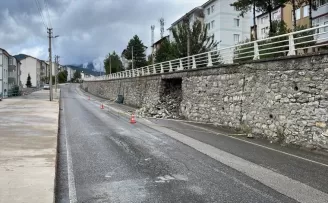 Karabük'te sağanak nedeniyle üst yolun duvarı çöktü