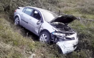 Karabük'te şarampole devrilen otomobildeki 2 kişi yaralandı