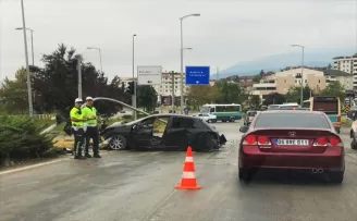 Karabük’te trafik lambasına ve panelvana çarpan otomobilin sürücüsü yaralandı