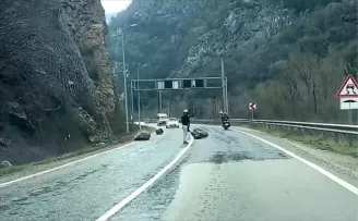 Karabük-Zonguldak kara yolundaki heyelan ulaşımı aksattı