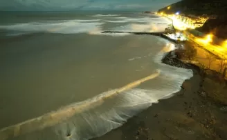Karadeniz’de fırtına dev dalgalar oluşturdu
