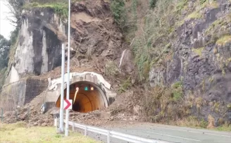 Karadeniz Sahil Yolu Hopa-Kemalpaşa arasında heyelan sonucu kapandı