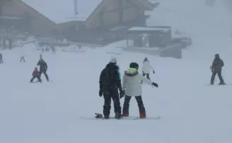 Kartalkaya'da kar yağışı aralıklarla devam ediyor
