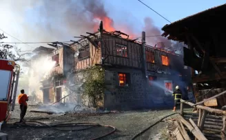 Kastamonu’da çıkan yangında 2 ev kullanılamaz hale geldi