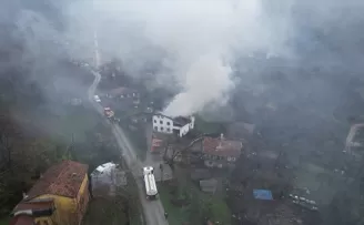Kastamonu'da çıkan yangında 2 ev kullanılamaz hale geldi