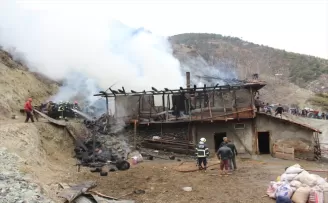 Kastamonu’da çıkan yangında itfaiye eri yaralandı