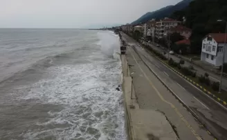 Kastamonu'da dalgalar sahilde hasara neden oldu
