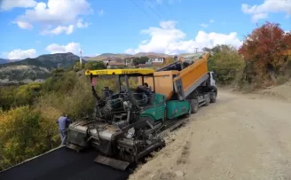 Kastamonu'da engelli, evinin yolunun asfaltlanmasıyla hayata bağlandı