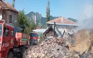 Kastamonu’da evde çıkan yangında 2 kişi yaralandı