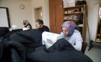 Kastamonu’da gönüllü kadınlar depremzedeler için uyku tulumu dikiyor