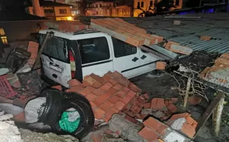 Kastamonu’da istinat duvarının yıkılması sonucu 6 araç hasar gördü
