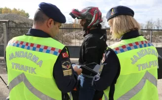 Kastamonu'da jandarma motosiklet sürücülerine reflektif yelek dağıttı
