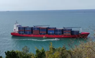 Kastamonu’da karaya oturan yük gemisi römorkör bekliyor