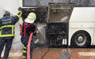 Kastamonu’da yolcu otobüsünün motor kısmında çıkan yangın söndürüldü