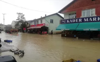 Kastamonu’nun Pınarbaşı ilçesinde sağanak su baskınlarına neden oldu