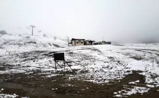Keltepe Kayak Merkezi’nde kar ve sis etkili oluyor
