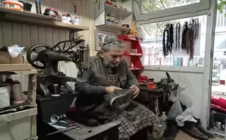 Konteynerden bozma kulübede ekmeğini ayakkabı tamir ederek çıkarıyor
