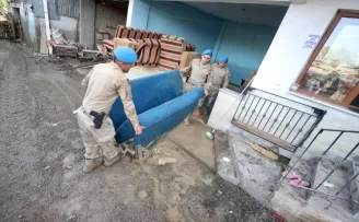 Mehmetçik Düzce’deki selde su altında kalan köyün yardımına koştu