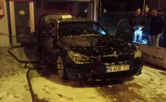 Merzifon’da park halindeki otomobil yandı