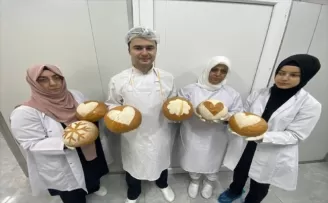 Meslek lisesi mutfağında kazanlar öğrenciler için kaynıyor