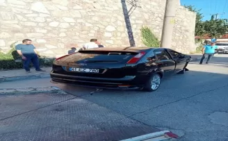 Mudurnu’da elektrik direğine çarpan otomobilin sürücüsü yaralandı