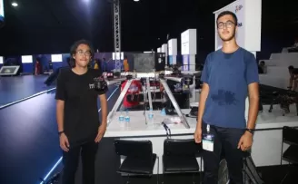 Öğrencilerin tasarladığı dronla yüksek katlı binalar boyanabilecek