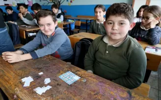Öğrencilerine matematiği oyunlarla sevdiriyor