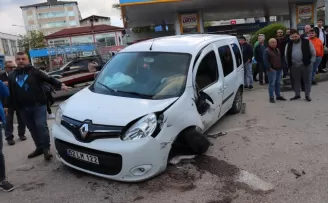 Ordu'da hafif ticari araçların çarpıştığı kazada 2 kişi yaralandı