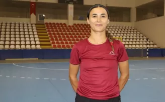 Perihan öğretmen, hokeyde ay-yıldızlı formayı tutkuyla giyiyor:
