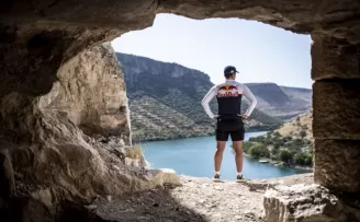 Red Bull sporcusundan Rumkale’de uçurum dalışı