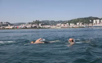 Rize’de 16 kişilik grup 15 Temmuz Şehitleri anısına 4 kilometre yüzdü