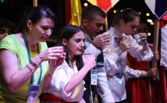 Rize’de 3 dakikada 5 bardak çay içmek için yarıştılar