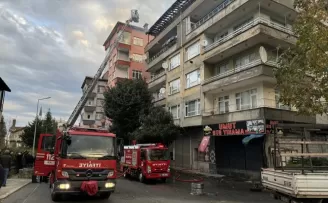 Rize’de beş katlı binanın çatısında çıkan yangın hasara yol açtı